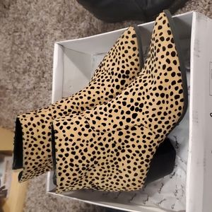 Qupid size 6.5 leopard booties